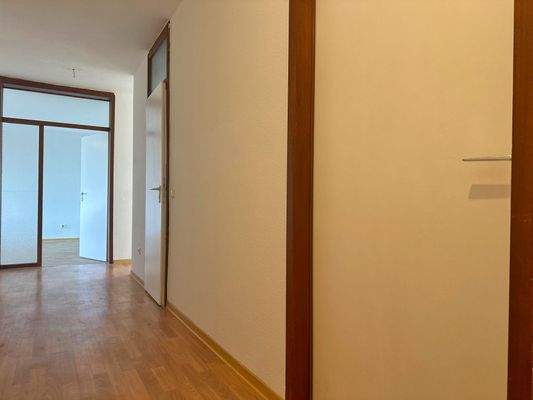 Großzügiger Flur mit reichlich Platz für Garderobe