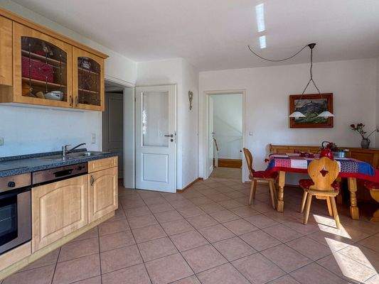 Wohnzimmer mit offener Küche