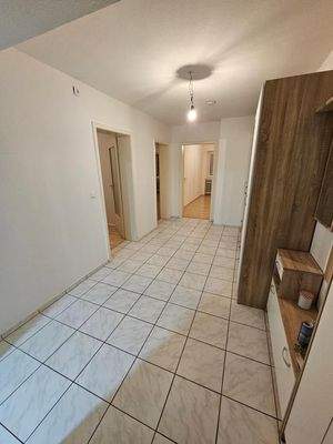 Großer Eingandbereich mit vile Platz.