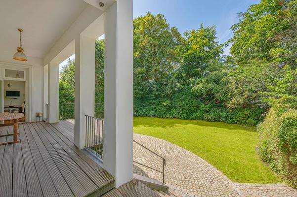 Terrasse mit Gartenzugang