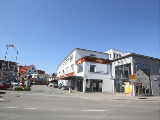 Außenansicht mit Parkplatz