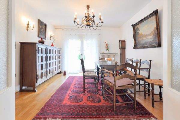 im Esszimmer ist Platz für Familie und Freunde