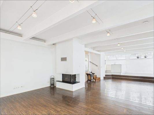 Heller, offener Wohn-/Essbereich.