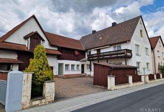 Hausansicht - Straße 2 mit Nebengebäuden