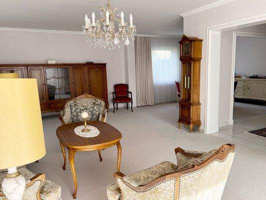 Geräumiges Wohnzimmer