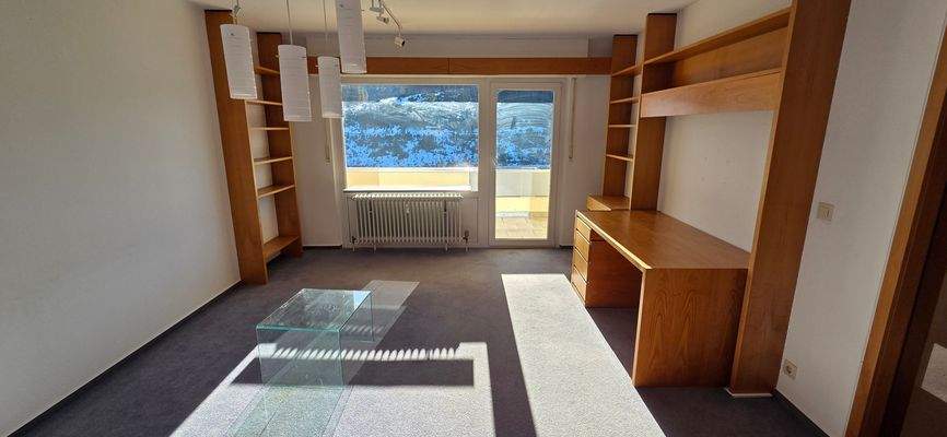 Wohnzimmer mit Balkonzugang