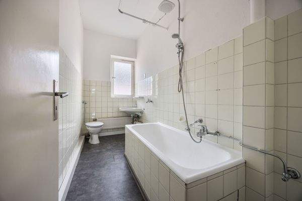 Tageslichtbad mit Badewanne und hellen Fliesen | Wohnung im 1. Obergeschoss