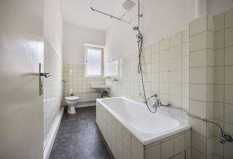 Tageslichtbad mit Badewanne und hellen Fliesen | Wohnung im 1. Obergeschoss