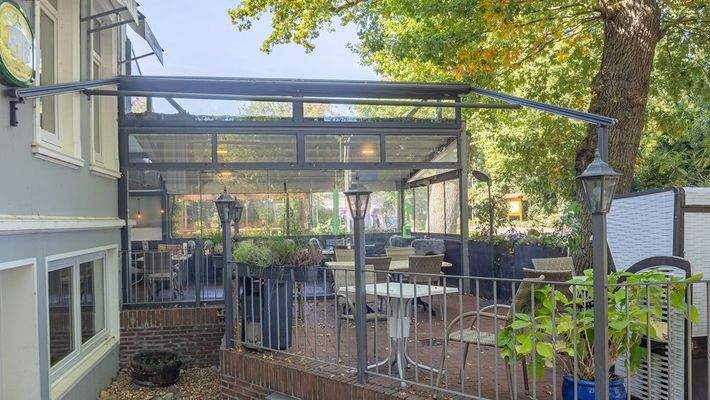 Terrasse mit Wintergarten im Hintergrund