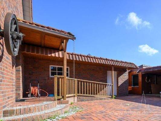 Seiteneingang mit Rampenanlage