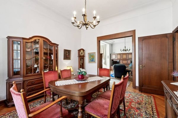 18626 - Villa -Esszimmer mit Blick in den Wohnbereich