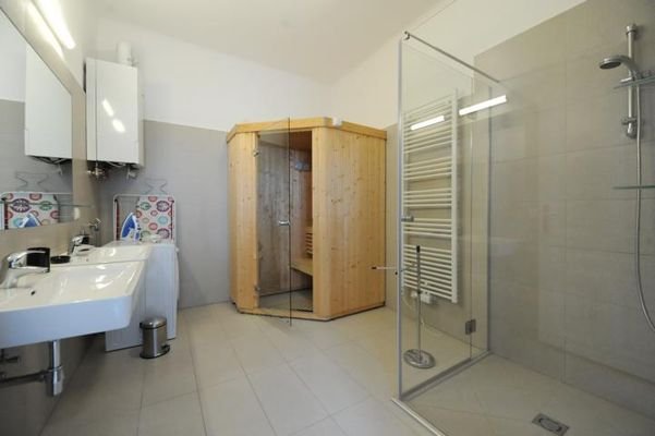 Badezimmer mit Sauna / bathroom with sauna