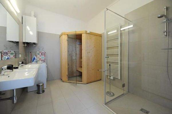 Badezimmer mit Sauna / bathroom with sauna