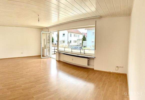 Zi 1 Wohnraum mit großem Balkon