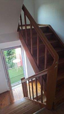 Holztreppe und kleiner Balkon