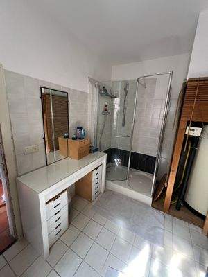 OG Modernes helles Dusch-Bad.JPG