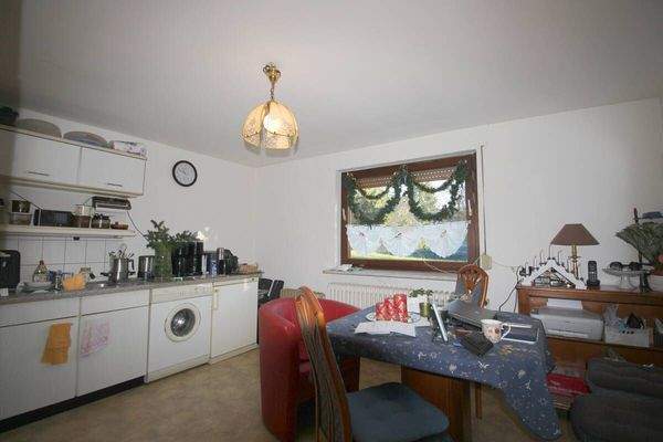 Große Küche mit Essbereich Souterrainwohnung