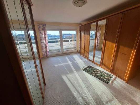 Ankleide mit Balkon im 1. OG