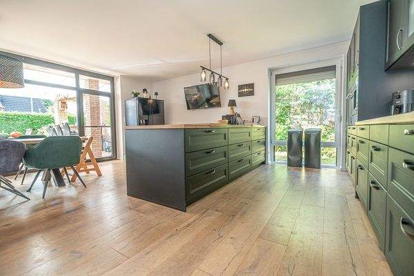 Modernes Küchedesign verbindet sich mit Wohnlichkeit