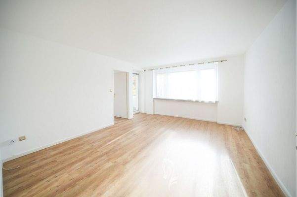 Wohnzimmer mit Zugang zum Balkon