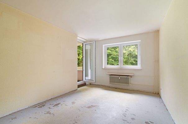 Helles Schlafzimmer mit Balkonaustritt