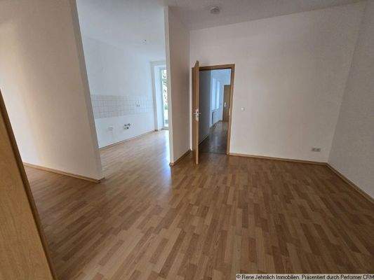 Flur mit Blick in die Küche