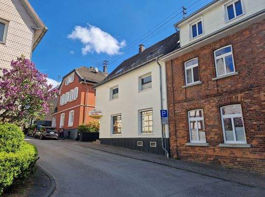 2473 Wohn-/Geschäftshaus in Much