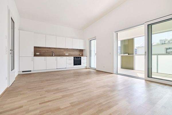 Beispiel Einbauküche und Wohn-Ess-bereich mit Zugang zum Balkon