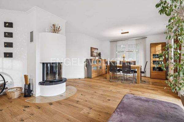 Wohn- und Essbereich mit Kamin