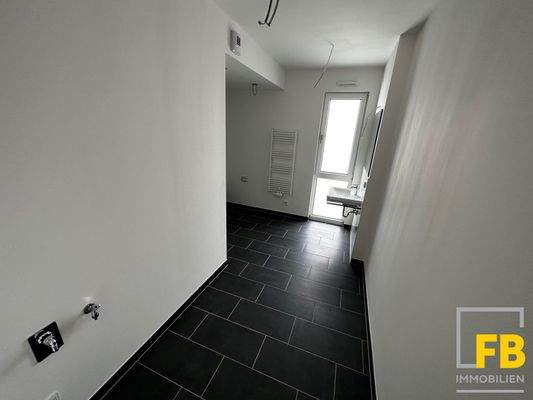 Duschbad mit Waschmaschinen- und Trockneranschluss