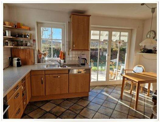 Küche mit Terrassenausgang