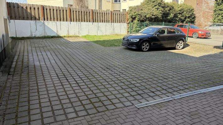 Hof mit PKW-Stellplätzen