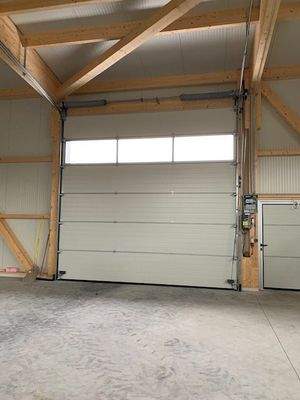 Tür und Hubgliedertor