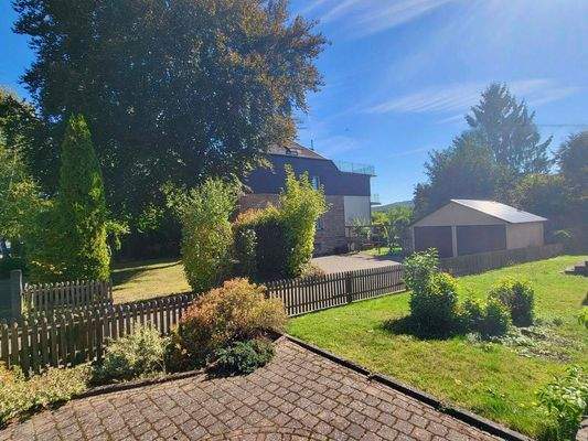 Blick Wiese vor dem Haus 