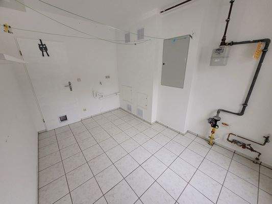 EG Hauswirtschaftsraum mit Waschmaschinenanschuss