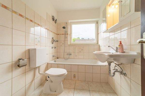 Tageslichtbad mit Wanne