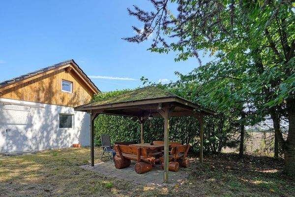 Gartenlaube hinter der Garage