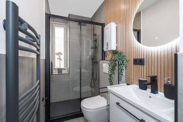 Bad mit Glasdusche und moderne