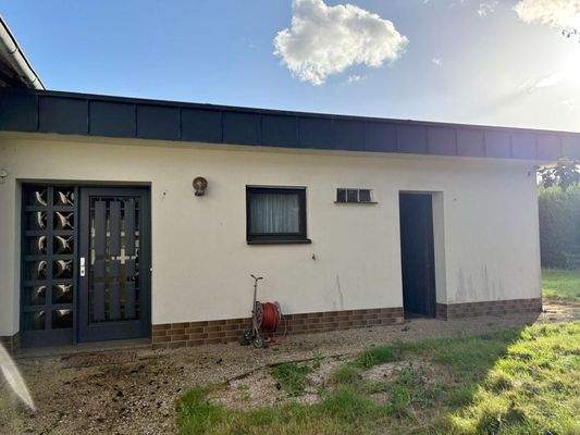 mit Anbau als Einliegerwohnung