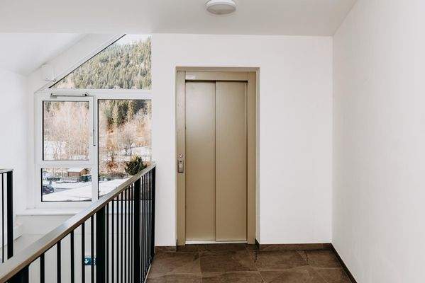 Der Lift bringt Sie samt Gepäck nach oben