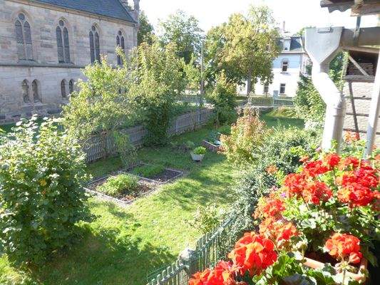 Blick vom Balkon auf den Vorgarten