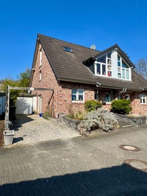 Blick auf die DHH mit Garage