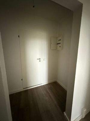 Leerer Flur mit Tür