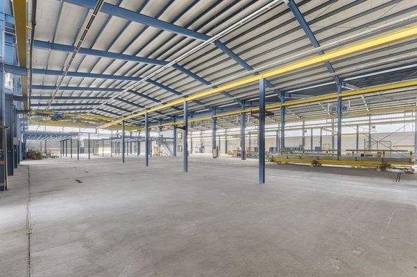 Mittelhalle mit ca. 2.800 m², 2 Hallenkränen mit 1 t und einen Hallenkran mit 2 * 2,5 t