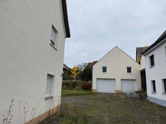 freistehendes Garagengebäude (mittig)