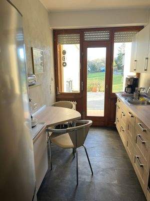EG: Küche mit Zugang zur Terrasse