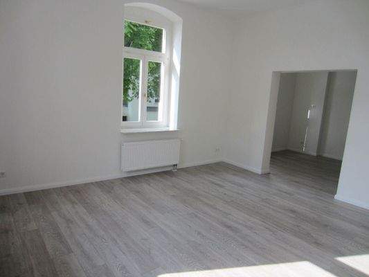 Blick in das Wohnzimmer mit Übergang zur offenen Wohnküche