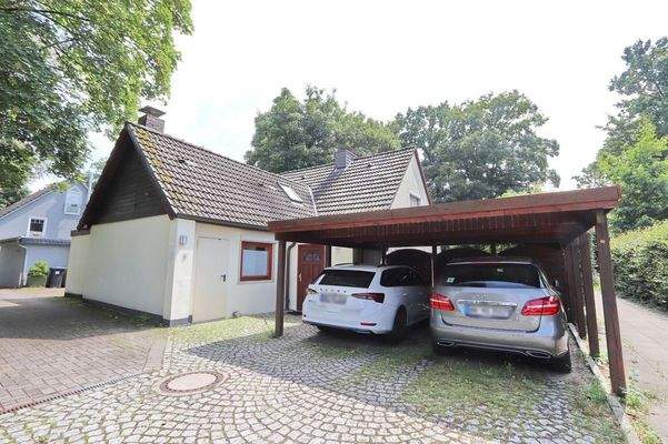 Hausansicht vorne und Eingang Wohnung 1