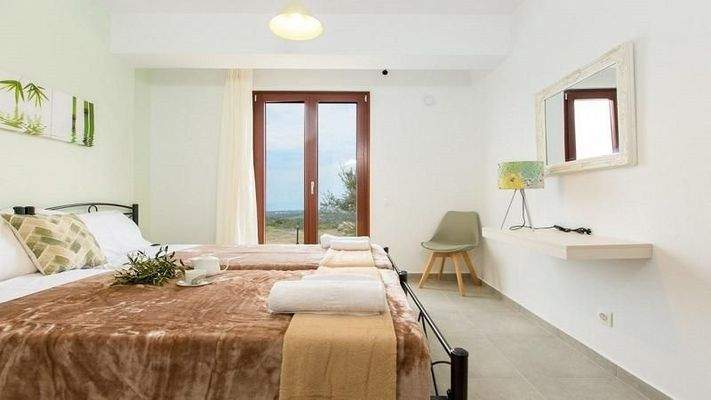 Kreta, Kirianna: Geräumige Villa mit Pool und Dachterrasse zu verkaufen