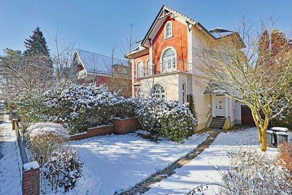 Villa mit wunderschön gestalteter historischer Fassade